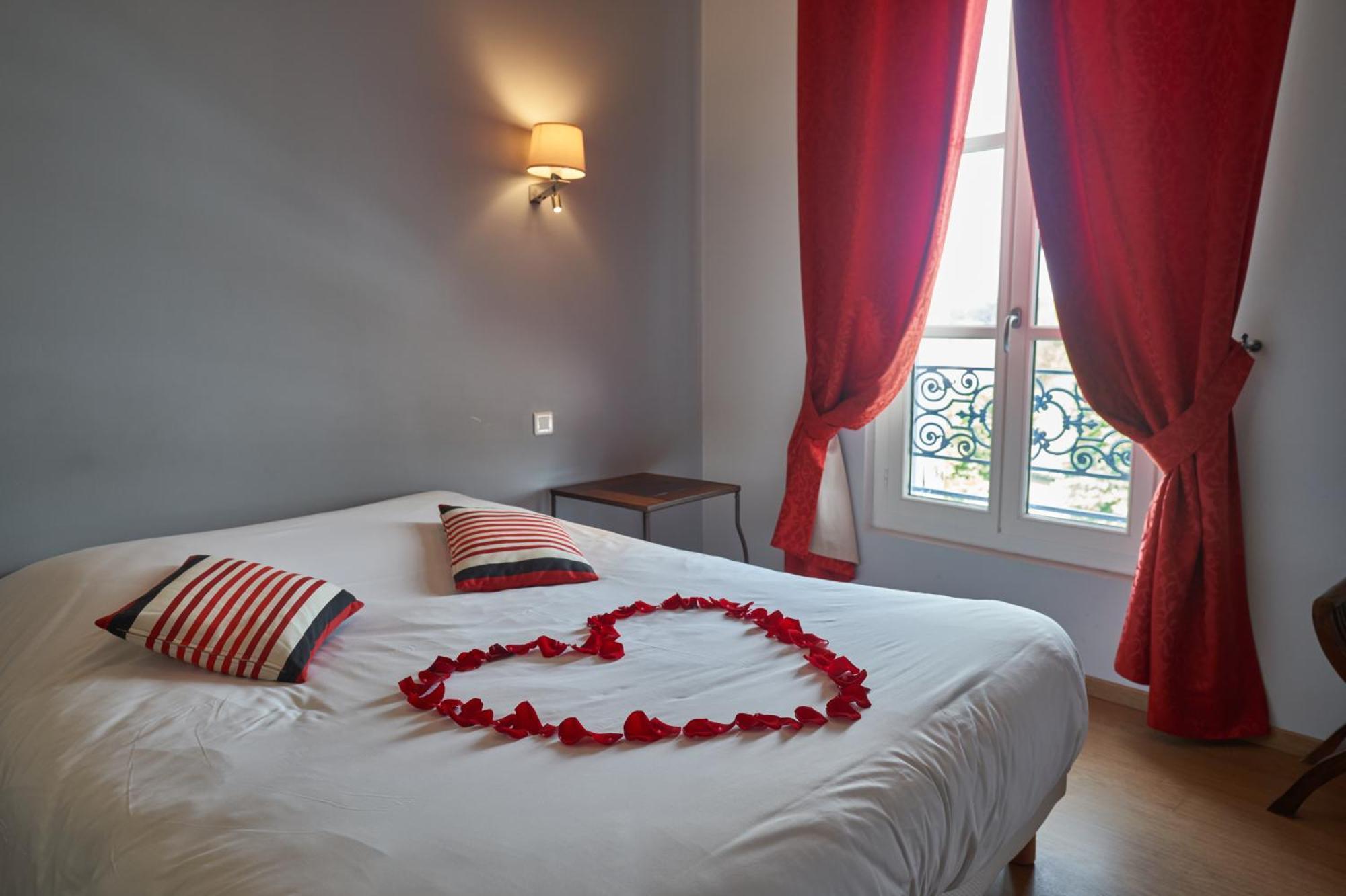 Logis Hotel De La Tour リブルヌ エクステリア 写真