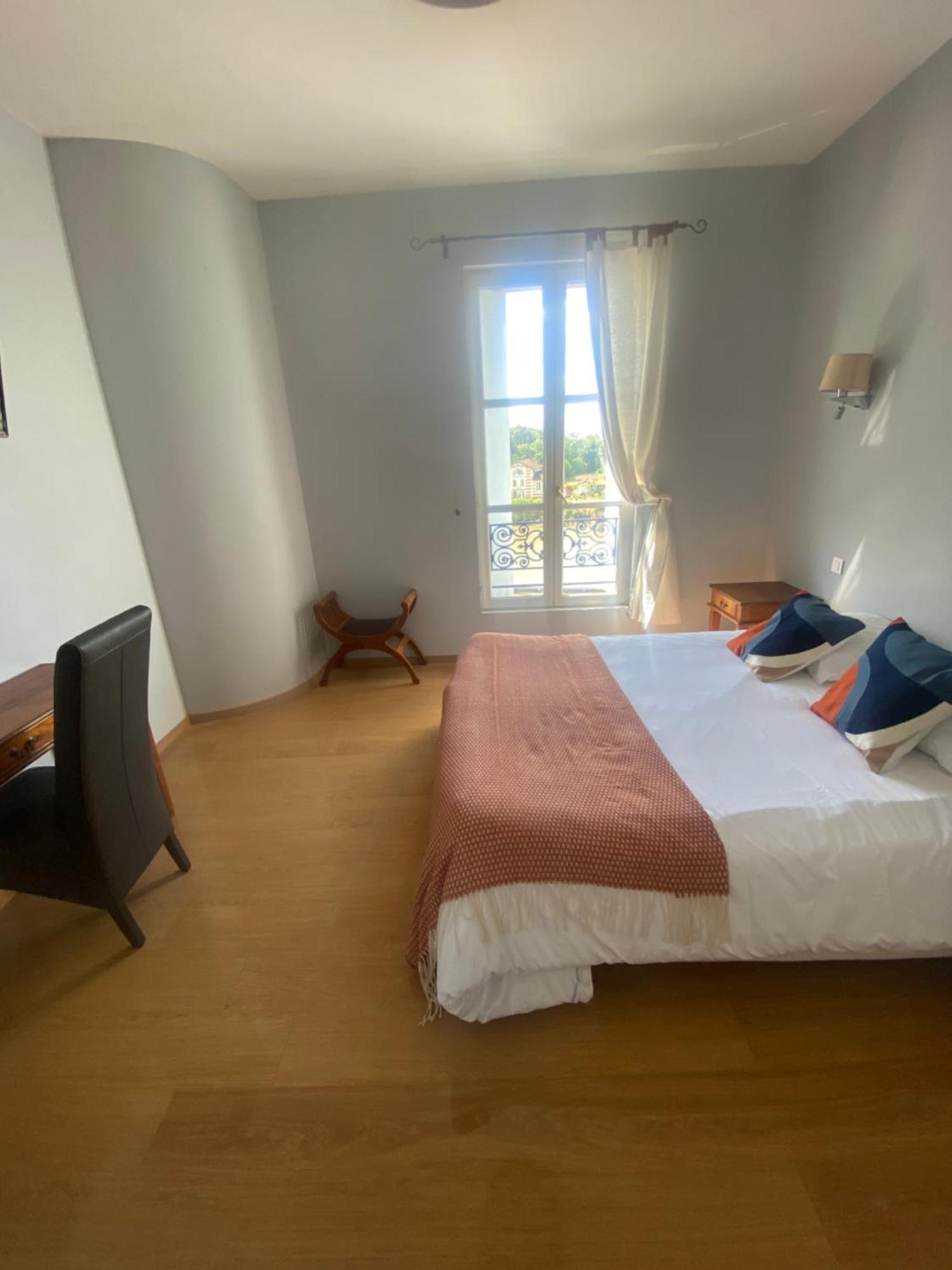 Logis Hotel De La Tour リブルヌ エクステリア 写真